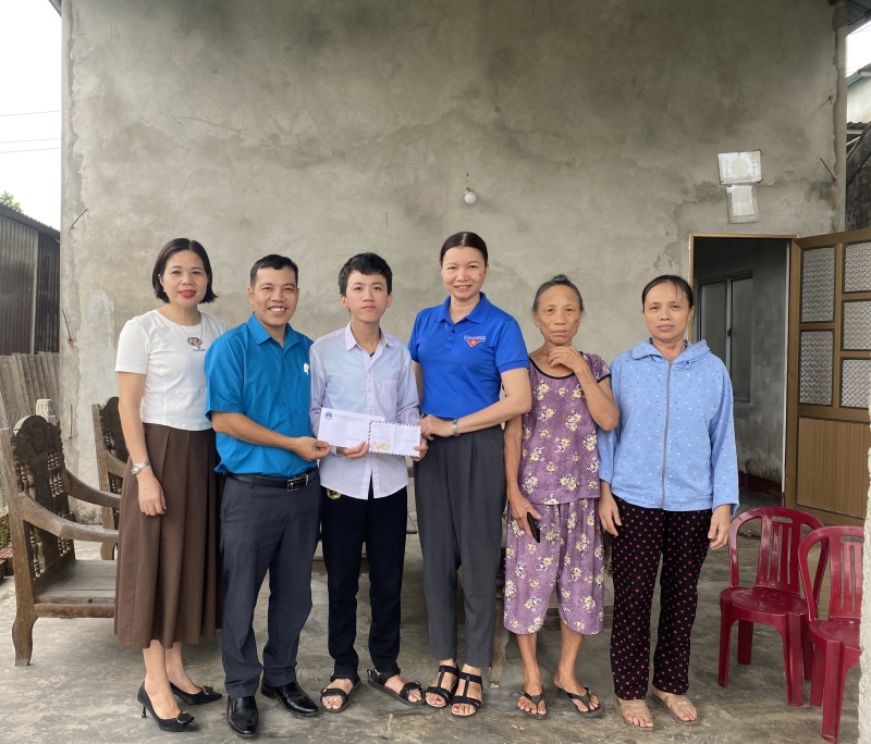 Công đoàn cơ sở thuộc CĐN Giáo dục phối hợp trao quà, động viên cho thí sinh hoàn cảnh khó khăn trước kỳ thi tốt nghiệp THPT năm 2023